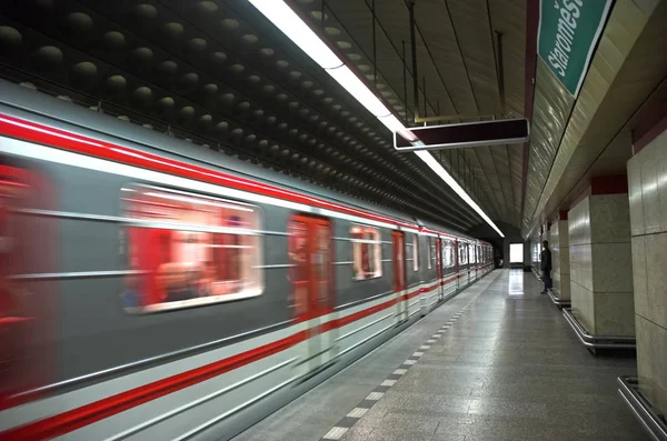 Tåg Anländer Till Stationen Prags Tunnelbana — Stockfoto