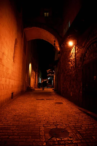 旧市街地のロマンチックな夜の通りエルサレム — ストック写真