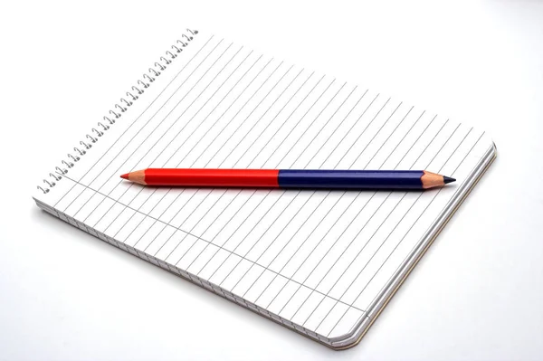 空白笔记本和双色铅笔 孤立的 — 图库照片