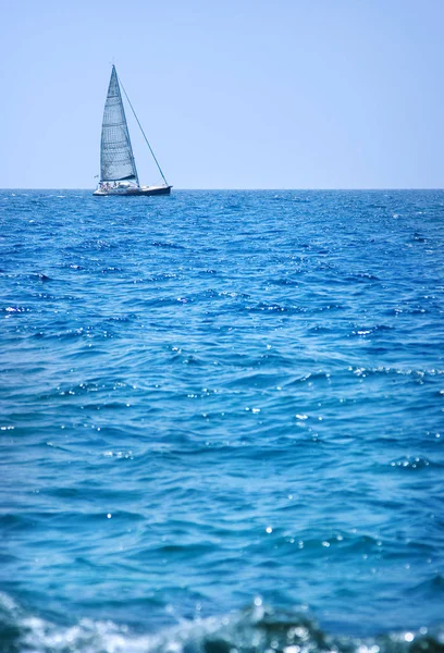 Маленький Човен Пливе Сонячний День — стокове фото