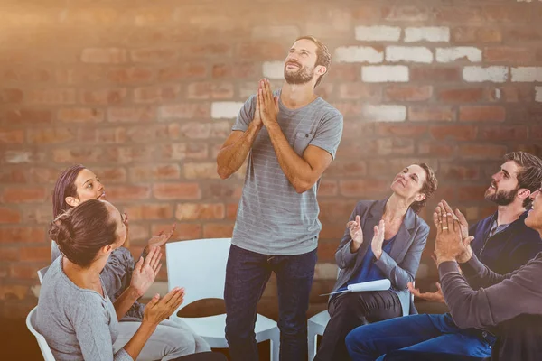 Rehab Gruppen Applåderar Glad Man Står Upp Mot Tegelvägg — Stockfoto