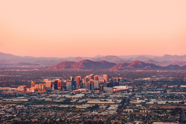 Phönix Arizona Mit Seiner Von Den Letzten Sonnenstrahlen Der Abenddämmerung — Stockfoto