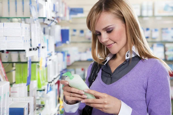 Portrait Blonde Woman Reading Label Shampoo Pharmacy Copy Space — Stock Photo, Image