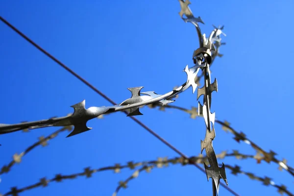 Acercado Pedazo Alambre Púas Sobre Fondo Cielo Azul — Foto de Stock