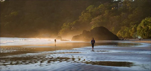 Dawn Coast Pacific Ocean Wet Sand Foggy Smoke Walking Person — Stock Photo, Image