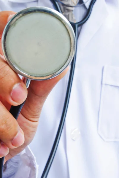 Mão Médico Segurando Prata Estetoscópio Estéril Saúde Medicina Conceito — Fotografia de Stock