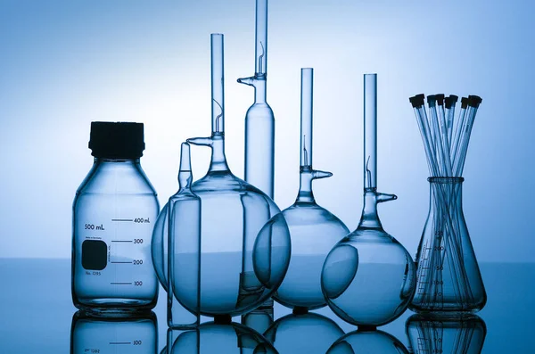 Chemické Skleněné Baňky Kádinky Používané Farmaceutickém Průmyslu — Stock fotografie