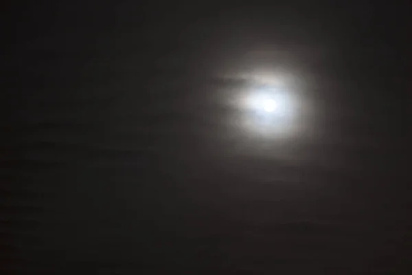Streszczenie Pełno Księżyca Pochmurnej Nocy — Zdjęcie stockowe