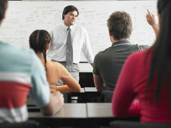 Elever Som Pratar Med Lärare Classroom — Stockfoto