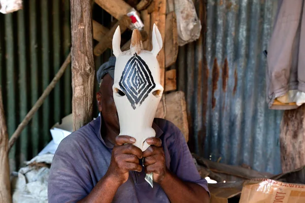 Parte Sul Kenya África Dezembro Homem Trabalha Uma Oficina Lembranças — Fotografia de Stock