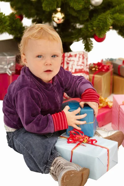 Navidad Niño Atrapado Abriendo Regalos Navidad Bajo Árbol —  Fotos de Stock