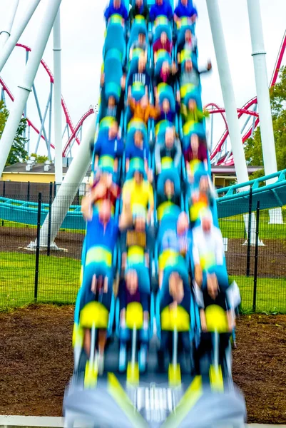 Irre Achterbahnfahrten Freizeitpark — Stockfoto