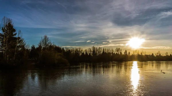 Zachód Słońca Nad Zamarzniętym Lake Mill Abbotsford Późnym Popołudniem Grudniu — Zdjęcie stockowe