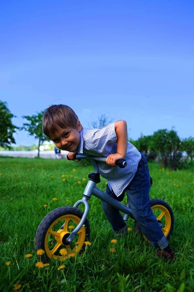 Niño Bicicleta Madre Parque Verano — Foto de Stock