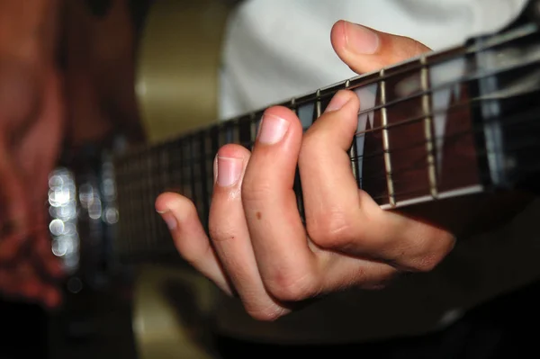 Paire Mains Jouant Guitare Électrique — Photo