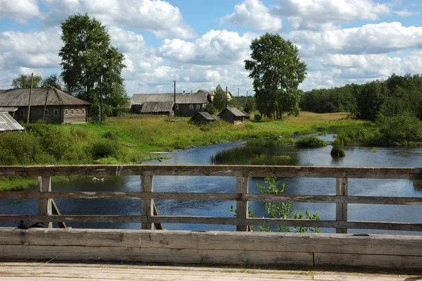 Vista Sul Villaggio Russo Settentrionale Lungo Fiume Dal Ponte Legno — Foto Stock