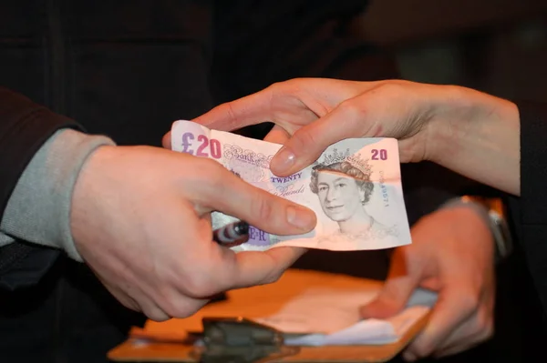 Dinheiro Mudando Mãos Entre Homem Uma Mulher — Fotografia de Stock