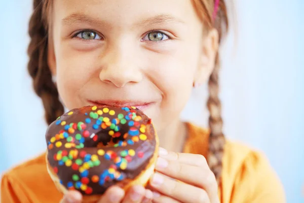 Schattige Jongen Meisje Zoete Donuts Eten — Stockfoto