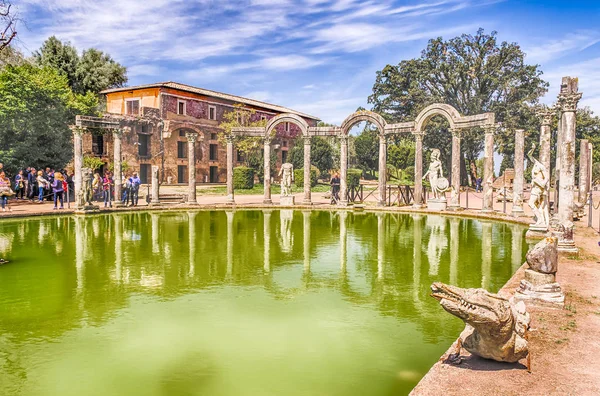 Het Oude Zwembad Genaamd Canopus Omgeven Door Griekse Sculpturen Villa — Stockfoto
