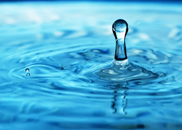 Pare Foto Ação Uma Gota Água Azul Profunda — Fotografia de Stock