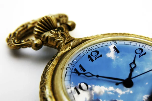 Orologio Tasca Dorato Con Cielo Volto — Foto Stock