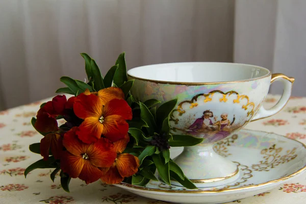 Csésze Teát Virágokkal Kutya Lila — Stock Fotó