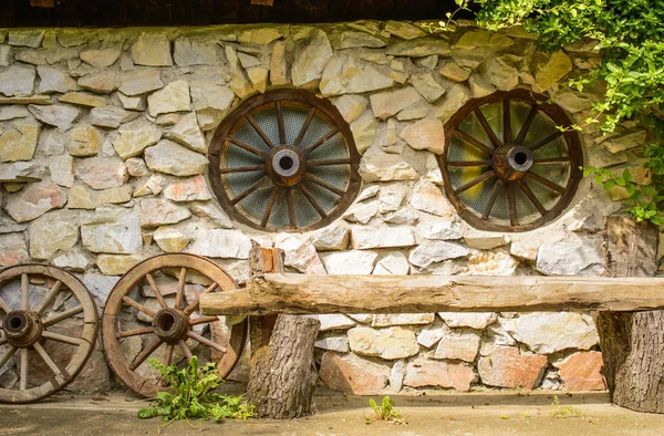 Holzbank Vor Einem Bauernhaus Mit Steinmauer Und Wagenfenstern — Stockfoto