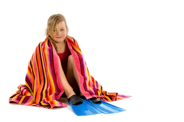 Dziewczyna Owinięte Ręcznik Siedzi Jej Płetwy — Zdjęcie stockowe