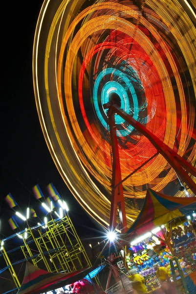 Uma Roda Gigante Giratória Bandeiras Coloridas Jogos Carnaval Noite — Fotografia de Stock