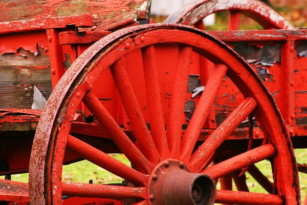 Alter Roter Wagen Mit Abblätternder Farbe — Stockfoto