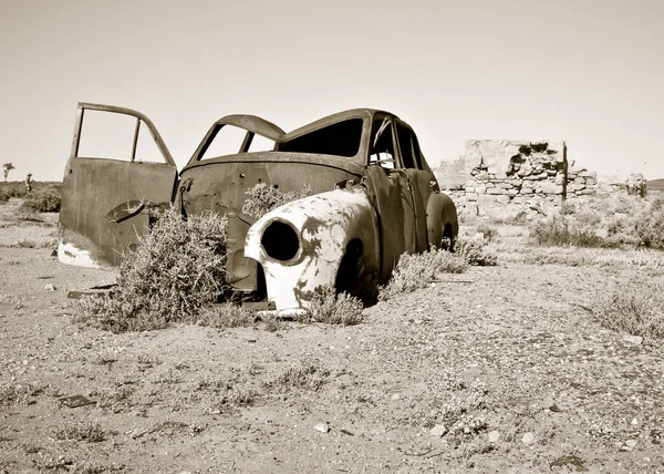 Régi Rozsdás Autó Sivatagban — Stock Fotó