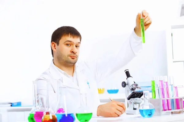 Joven Científico Masculino Trabajando Con Líquidos Laboratorio — Foto de Stock