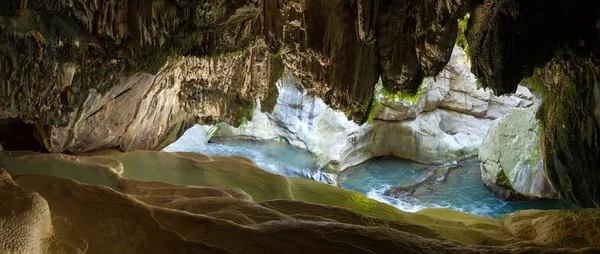 ボロタンスキー渓谷の底にある洞窟の鉱物源のボウル — ストック写真