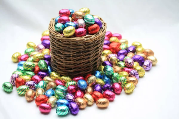 Uma Cesta Vime Com Ovos Páscoa Chocolate — Fotografia de Stock
