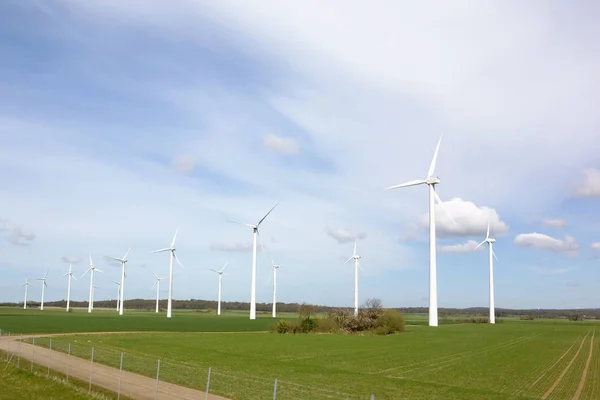 Moinho Vento Landsacpe Plano Capturando Engergy Contra Céu Azul — Fotografia de Stock