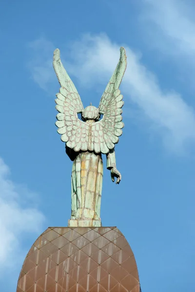 Πίσω Από Άγαλμα Ενός Αγγέλου Χαλκού Από Την Ταράτσα Της — Φωτογραφία Αρχείου