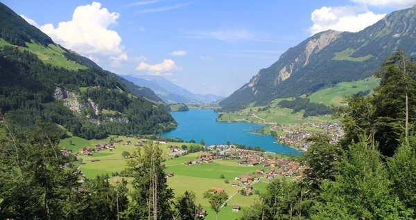 スイス連邦共和国の山の湖 — ストック写真