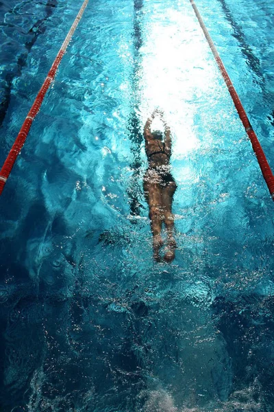 Zwemmer Een Zwembad Een Warme Dag — Stockfoto