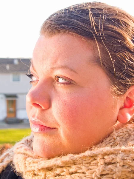 Fechar Retrato Uma Bela Mulher Caucasiana Área Urbana — Fotografia de Stock