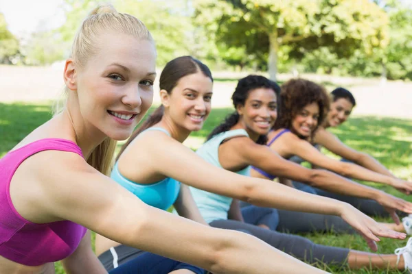 Oldalnézetből Portré Magabiztos Női Barátaim Csinál Stretching Gyakorlat Park — Stock Fotó