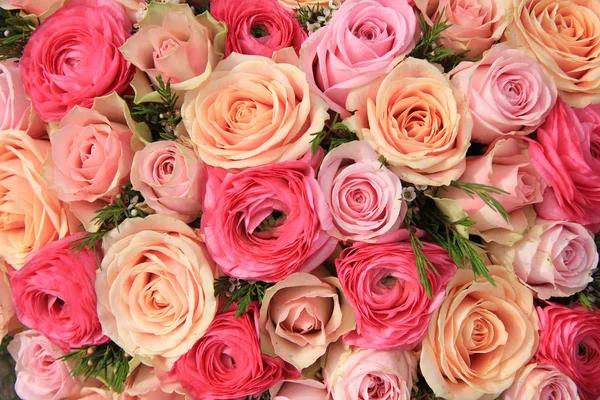 Ροζ Τριαντάφυλλα Και Παιώνιες Ένα Μικτό Νυφικό Μπουκέτο — Φωτογραφία Αρχείου