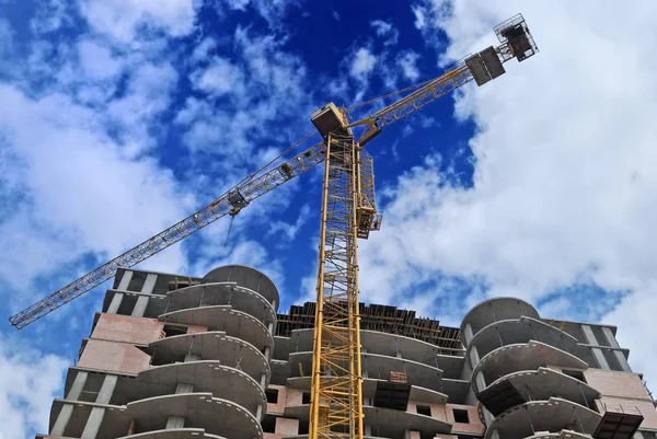 Construção Edifícios Com Guindaste Amarelo Céu Azul — Fotografia de Stock