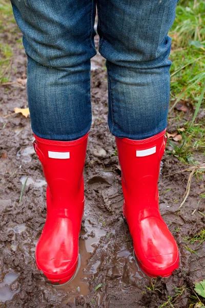 Brillantes Botas Limpias Lluvia Roja Sobre Una Chica Mientras Está — Foto de Stock