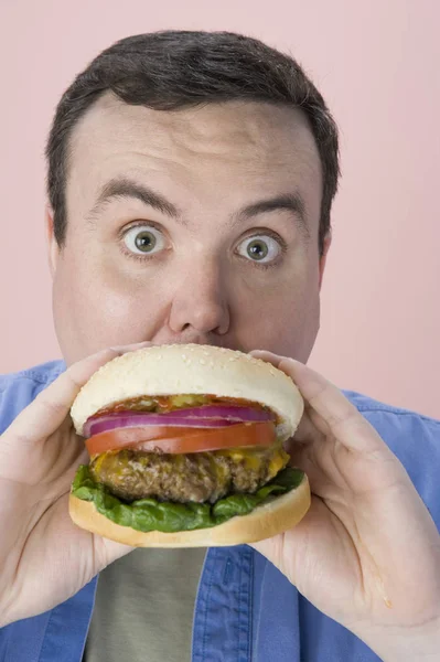 Человек Среднего Возраста Ест Гамбургер — стоковое фото