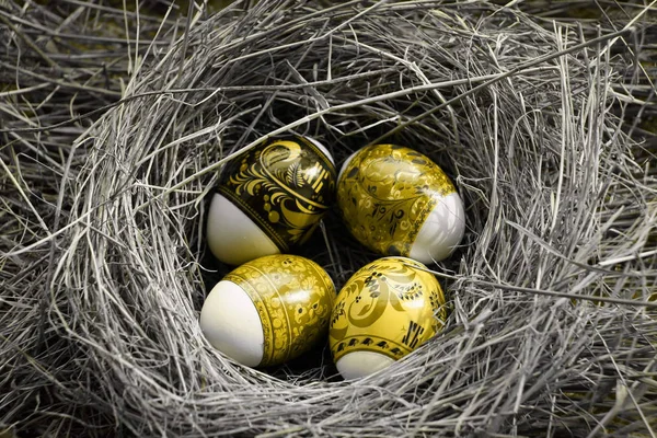 Cuatro Huevos Pascua Yacen Nido —  Fotos de Stock