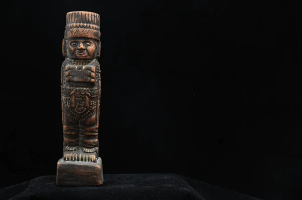 Eine Antike Maya Statue Auf Schwarzem Hintergrund — Stockfoto