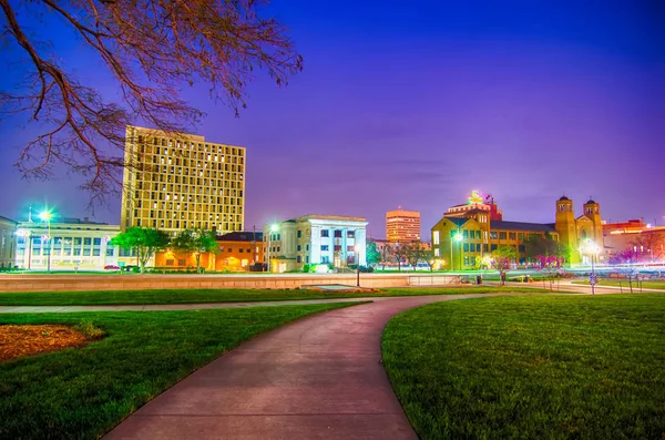 Topeka Kansas Centro Por Noche — Foto de Stock