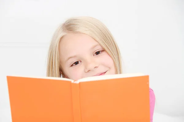 Linda Niña Está Leyendo Libro — Foto de Stock