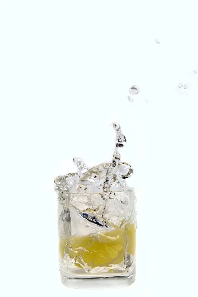 Ένα Ποτήρι Νερό Και Ένα Λεμόνι — Φωτογραφία Αρχείου