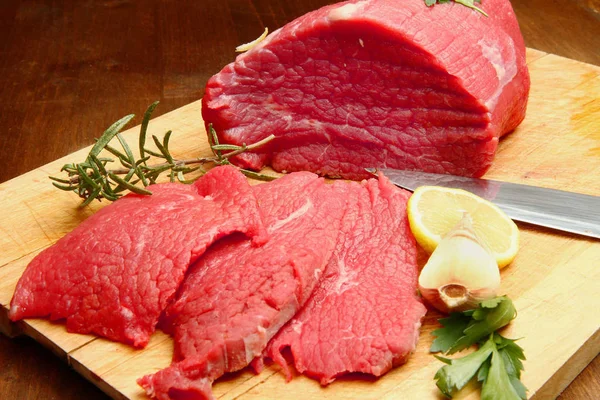 Carne Crua Bordo Madeira — Fotografia de Stock